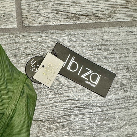 Ibiza NWT Underwire‎ Twist Front Bikini Top, size 3X - Picture 8 of 8